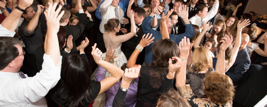 Live Band or DJ? What Would Work Best At Your Wedding?